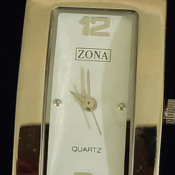 New Zona Quartz Watch - Picture 2 of 5